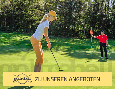 Golftrainer mit einer Platzreife-Schülerin beim Putten