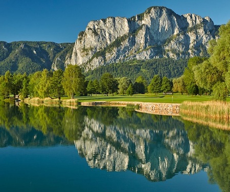Golfplatz mit Teich und Bewaldung Golfplatz mit Teich und Bewaldung