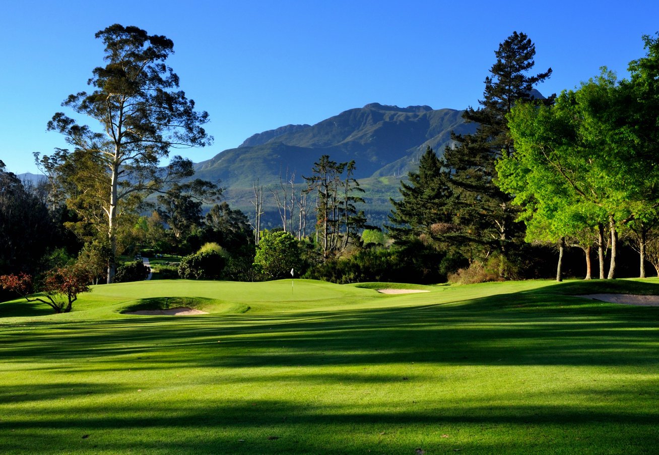 Golfplatz mit Teich und Bewaldung